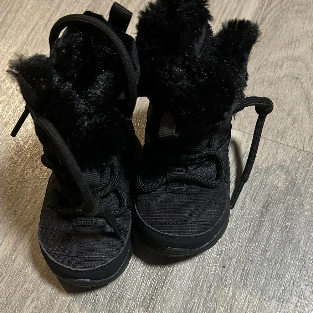 Nike Kids Black Furry Boots (baby)